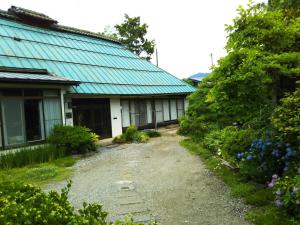 TakaiKamitakai-gun - House / Vacation STAY 12362的一座带绿色屋顶和灌木的房子