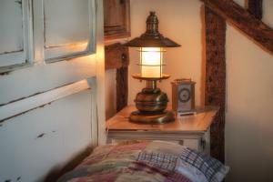 StoneColdharbour Cottage的床头桌旁的灯