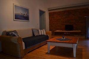 霍瓦赫特戈尔登拖芙公寓的带沙发和咖啡桌的客厅