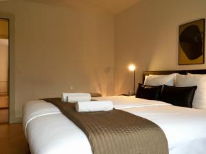 苏黎世VIADUKT公寓式酒店的酒店客房,配有两张带毛巾的床