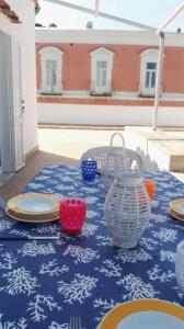 伊斯基亚Terrazzo 73的一张桌子,上面有盘子和碗,放在蓝色的桌布上