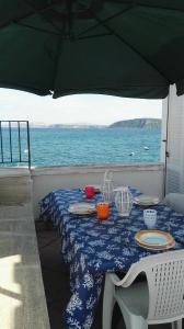 伊斯基亚Terrazzo 73的一张桌子,上面有蓝白桌布和海洋