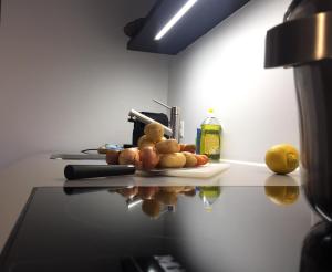 苏黎世VIADUKT公寓式酒店的桌子上装有水果和蔬菜的柜台