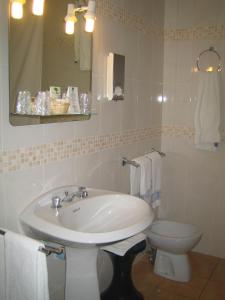 滨海阿热莱斯松海滩酒店的一间带水槽和卫生间的浴室