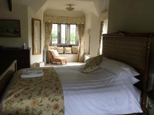 兰特威特梅杰Great House Guest House的一间带一张大床的卧室,位于带窗户的房间内