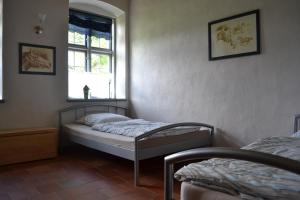 霍瓦赫特戈尔登拖芙公寓的一间卧室设有两张床和窗户。