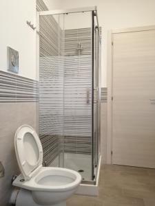 巴勒莫Casagioiosa18的一间带卫生间和玻璃淋浴间的浴室