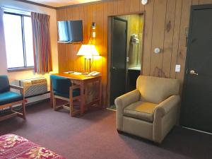 卡尔卡斯卡卡尔卡斯卡 - 格拉纳达汽车旅馆的酒店客房配有一张床、一把椅子和一张书桌