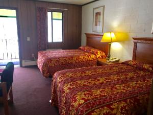 卡尔卡斯卡卡尔卡斯卡 - 格拉纳达汽车旅馆的酒店客房,设有两张床和一盏灯
