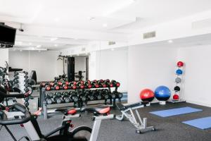 黄金海岸voco Gold Coast, an IHG Hotel的健身房,拥有许多健身器材