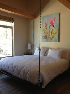 特罗皮克石峡谷旅馆的一间卧室配有一张带秋千的床
