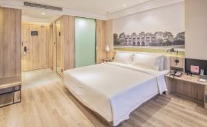 南京中山陵景区亚朵酒店客房内的一张或多张床位