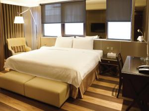 台北旅乐序精品旅馆站前一馆的一间卧室配有一张大床、一张书桌和窗户。