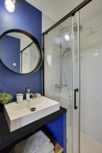 凡尔赛L’Alcôve Royale的浴室设有白色水槽和镜子