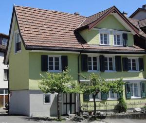 阿尔特施泰滕Altstadtappartment的棕色屋顶的绿色房子