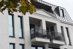诺德奈meerZEIT Norderney的享有大楼外部景色,设有阳台