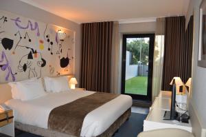 里斯本3K巴塞罗那酒店的酒店客房设有床和窗户。