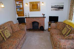 Spilsby1 Hope Cottage的客厅设有两张沙发和一个壁炉