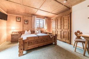 伦格里斯LandererMühle的一间卧室配有一张大木床。