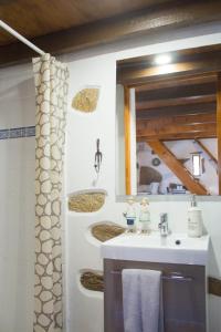 加亚新城CoutoRural的一间带水槽和镜子的浴室