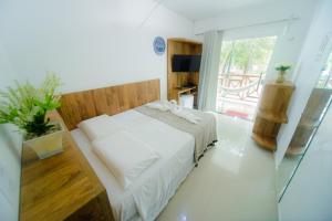 巴雷里尼亚斯Pousada Toca dos Aventureiros的一间卧室设有一张床和一个滑动玻璃门