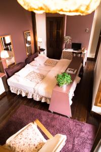 埃尔科赫隆酒店客房内的一张或多张床位