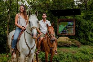 GuácimoEcolirios Boutique Hotel and Spa的骑马的男人和女人