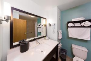 胡德里弗胡德河日落汽车旅馆的一间带水槽、卫生间和镜子的浴室