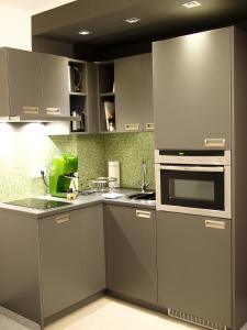 科隆达斯科隆酒店的厨房配有不锈钢用具和灰色橱柜
