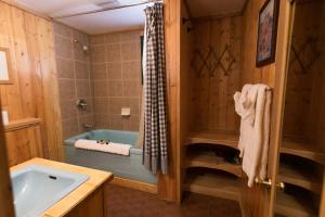 BrightonSilver Fork Lodge & Restaurant的带浴缸和盥洗盆的浴室