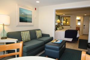 南雅茅斯Ocean Club on Smuggler's Beach的客厅配有沙发和1张床