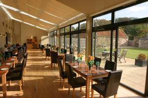 阿伯雷蒂克莱基厄拉乌高尔夫小屋的用餐室设有桌椅和窗户。