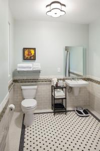 Indian VillageThe Inn at Death Valley的浴室配有白色卫生间和盥洗盆。
