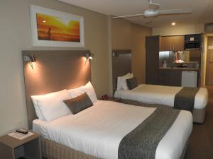 悉尼曼利天堂公寓汽车旅馆的酒店客房带两张床和厨房