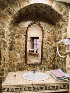 洛克特Pension & Restaurant Atmosféra的石质浴室设有水槽和镜子