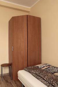 文盖尔斯卡－古尔卡Apartamenty Przy Trakcie Cesarskim的卧室配有木制橱柜,位于床边