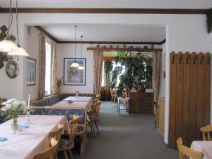 施万高贝维瑞彻酒店的一间带桌椅的用餐室和一扇门