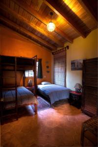 圣克鲁斯拉拉古纳Casa Wenche的一间卧室配有一张大床和一盏灯