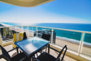 黄金海岸薄荷灘-世外桃源度假酒店的一个带桌椅的海景阳台