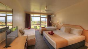 阿瑟顿阿瑟顿汽车旅馆的一间酒店客房,设有两张床和电视