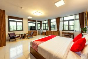 河内Westlake Tay Ho Hotel 696 Lạc Long Quân的一间卧室配有一张带红色枕头的大床