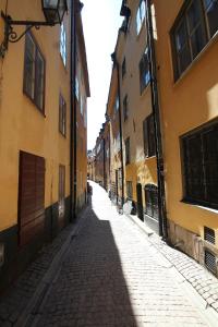 斯德哥尔摩老城独特行政生活酒店的一条有黄色建筑的老城区的空街
