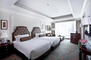 深圳深圳东海朗廷酒店的酒店客房,设有两张床和一张沙发