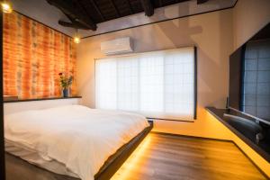 京都Kyomachi Hoshizuki的一间卧室设有一张床和一个大窗户