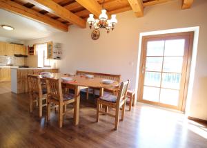 KrahuleChata u Mikiho Krahule的厨房以及带木桌和椅子的用餐室。