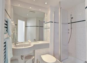 拜恩州魏森堡Hotel Garni "Am Ellinger Tor"的浴室配有卫生间、盥洗盆和淋浴。