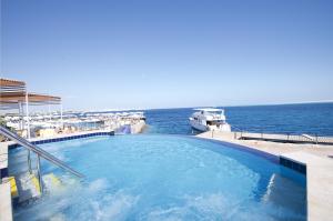 Sunrise Holidays Resort -Adults Only内部或周边的泳池