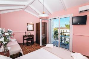 拉加纳斯Hotel Aura的客房设有1张床、1台电视和1个阳台。