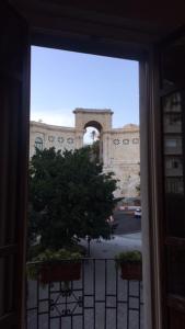 卡利亚里圣雷米住宿加早餐旅馆的从窗户可欣赏到建筑的景色