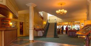 斯瓦科普蒙德汉莎斯瓦科普蒙德酒店 的大楼内带楼梯的大堂
